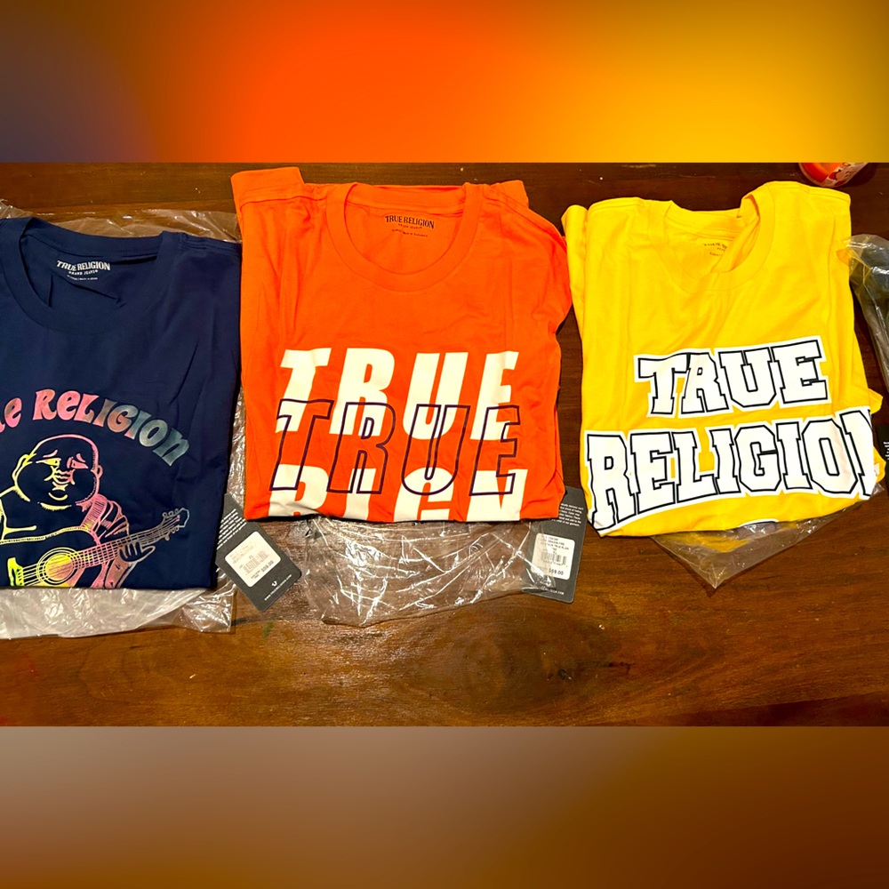 Lot of True Religion men’s XL t-shirts.